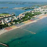Charming With Lagoon Views In Апартаменти
