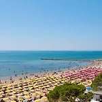 Charming With Lagoon Views In Апартаменти