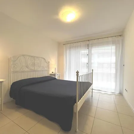 Charming With Lagoon Views In Apartment