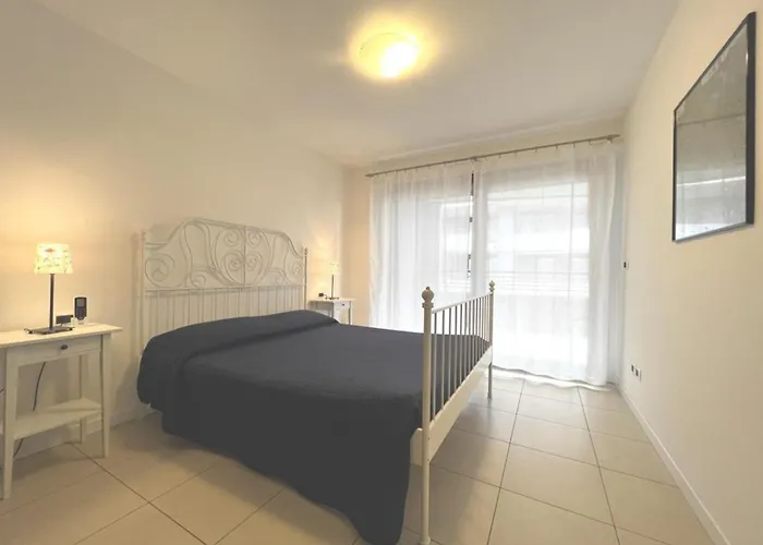 Charming With Lagoon Views In Apartment