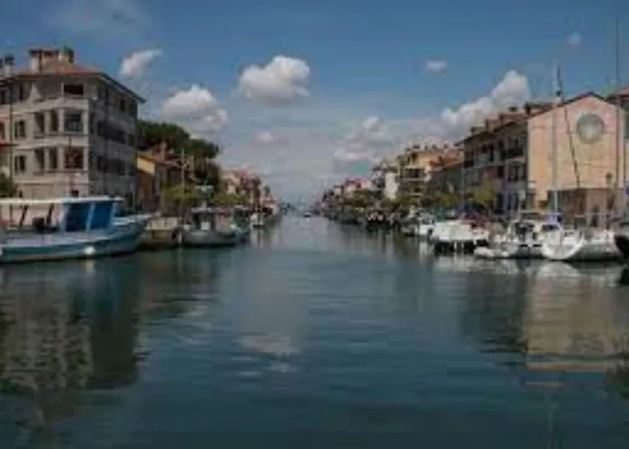 公寓 Charming With Lagoon Views In *